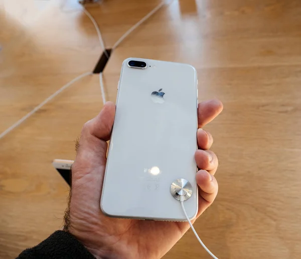 Nuovo iPhone 8 e iPhone 8 Plus in Apple Store con iphon in mano — Foto Stock