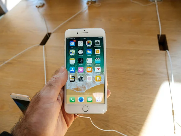 Новые iPhone 8 и iPhone 8 Plus в Apple Store с — стоковое фото