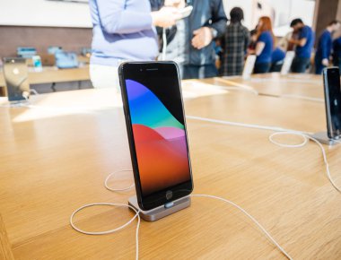 Orta Doğu etnik köken arkadaşlar yeni iphone 8 tartışıyor ve iphone