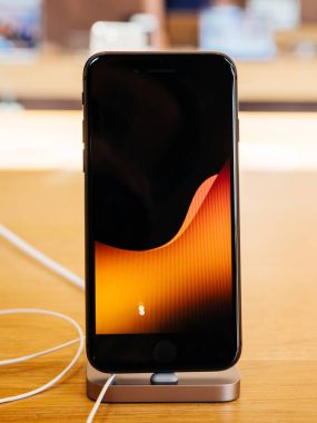 Apple logosu Demo modunda yeni iphone 8 ve IPhO Oled ekran