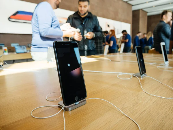 Amici etnici del Medio Oriente discutono di nuovi iPhone 8 e iPhone — Foto Stock