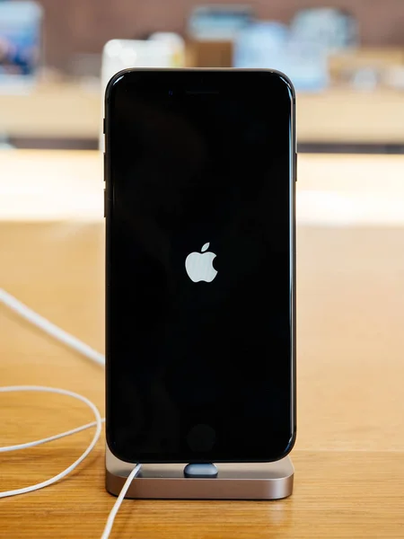 新しい iphone 8 と ipho の Oled スクリーンでアップル ・ ロゴ デモモード — ストック写真