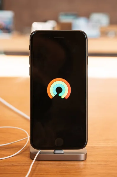 Modo de demonstração do logotipo da Apple na tela OLED do novo iPhone 8 e iPho — Fotografia de Stock