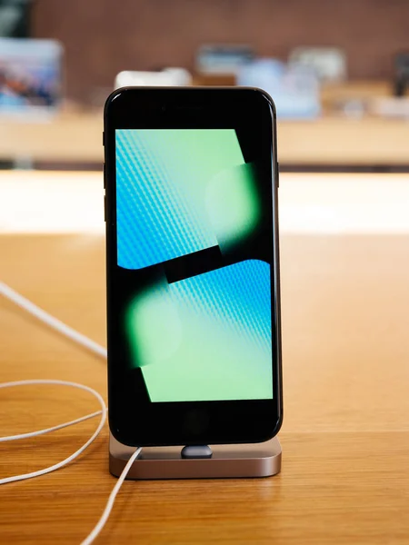 Modo de demostración del logotipo de Apple en la pantalla OLED del nuevo iPhone 8 y iPho — Foto de Stock