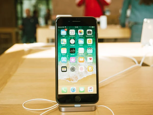 Super wyświetlacz retina nowy iphone 8 i iphone 8 Plus w Apple Sto — Zdjęcie stockowe