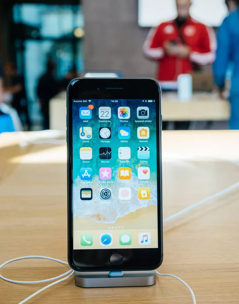 Super wyświetlacz retina nowy iphone 8 i iphone 8 Plus w Apple Sto — Zdjęcie stockowe