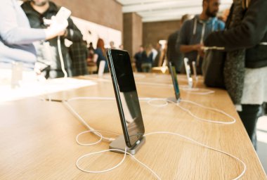 Yeni iphone 8 tutan smartphone ve iphone 8 artı Apple Store