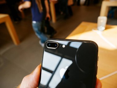 kamera çift 12mps yeni iphone 8 ve iphone 8 artı Apple Store