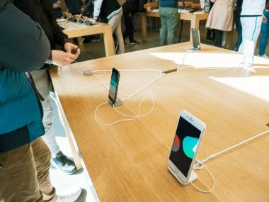 müşteriler yeni iphone 8 ve iphone 8 artı Apple Store