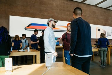 Arap insanlar konuşan yeni iPhone 8 ve iPhone 8 Plus Apple Stor