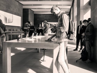 Erkek müşteri ve yeni iphone 8 ve iphone 8 artı Apple Store