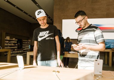 İnsanlar test yeni iphone 8 