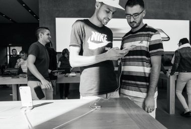 İnsanlar test yeni iphone 8 