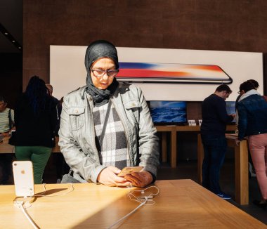 Orta-Doğu etnik yapı yeni iphone 8 ve iphone 8 artı içinde Apple St