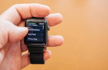 Yeni Apple Watch serisi 3 numara telefon numarası kişiler app çevirmek