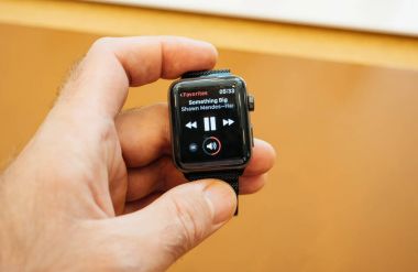 Yeni Apple Watch serisi 3 itunes müzik cellualr dinlemek. 