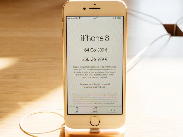 Precio de la manzana Nuevo iPhone 8 y iPhone 8 Plus en Apple Store — Foto de Stock