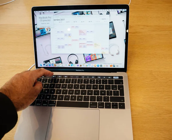 MacBook pro laptop nieuwe iphone 8 en iphone 8 Plus in Apple Store — Stockfoto