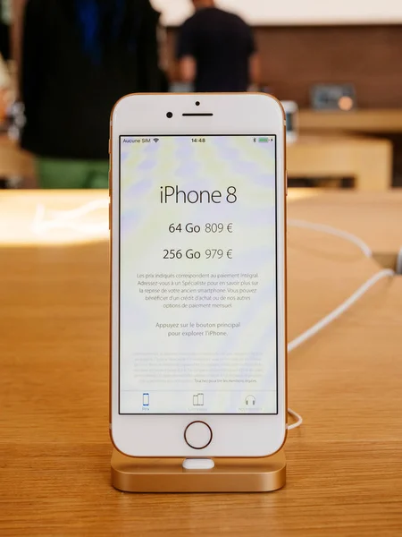 Ціна Apple новий iphone 8 і iphone 8 плюс в Apple Store — стокове фото