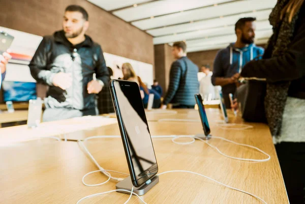 Yeni iphone 8 tutan smartphone ve iphone 8 artı Apple Store