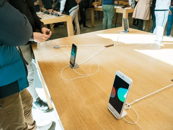 müşteriler yeni iphone 8 ve iphone 8 artı Apple Store