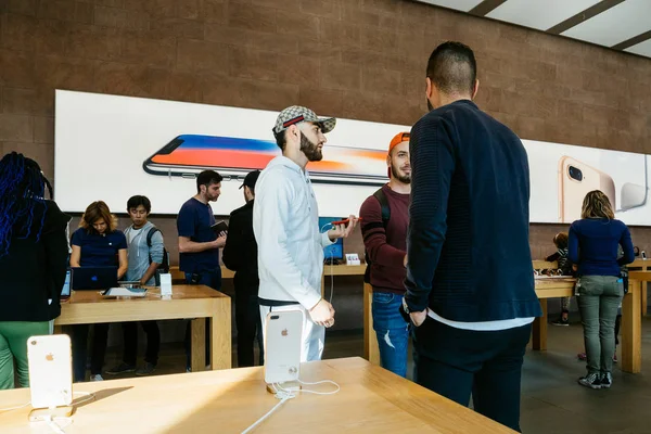 Arap insanlar konuşan yeni iPhone 8 ve iPhone 8 Plus Apple Stor