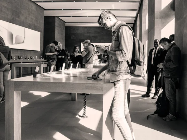 Erkek müşteri ve yeni iphone 8 ve iphone 8 artı Apple Store