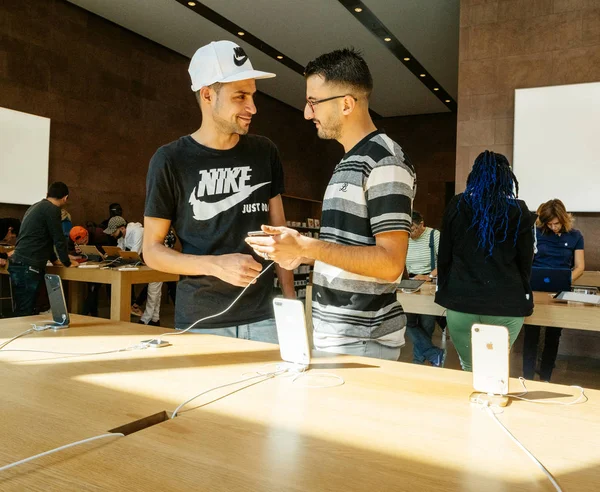 İnsanlar test yeni iphone 8 