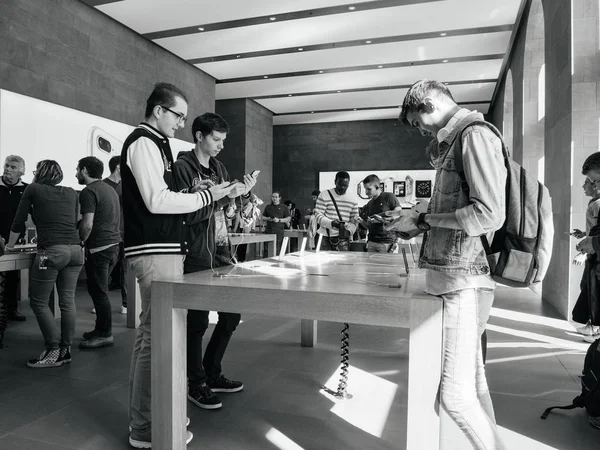 Group of customers New iPhone 8 and iPhone 8 Plus in Apple Store — Stock Photo, Image