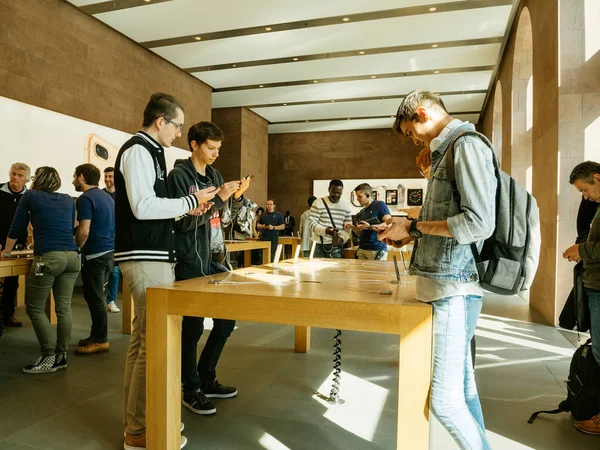 müşteriler yeni iphone 8 grup ve iphone Apple Store 8 Plus