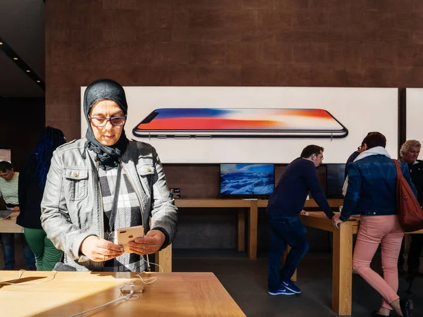 Mujer probando nuevo iPhone 8 — Foto de Stock