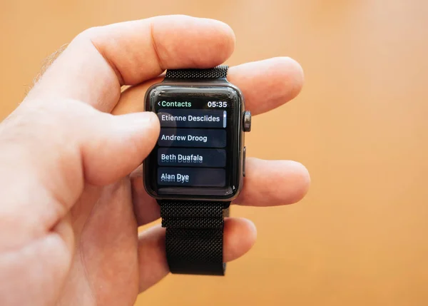 Nya Apple Watch Series 3 ringa antal telefon nummer kontakter app — Stockfoto