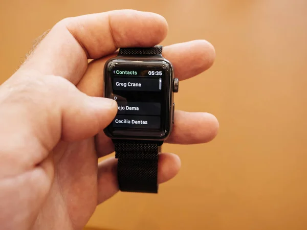 Новое приложение для контактов с номерами телефонов Apple Watch Series 3 — стоковое фото