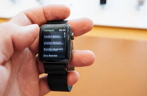 Yeni Apple Watch serisi 3 numara telefon numarası kişiler app çevirmek — Stok fotoğraf
