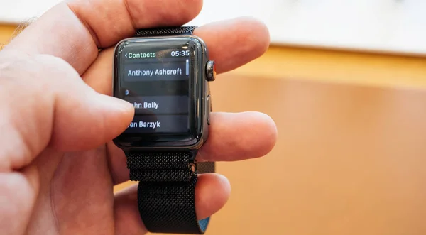 Yeni Apple Watch serisi 3 numara telefon numarası kişiler app çevirmek — Stok fotoğraf