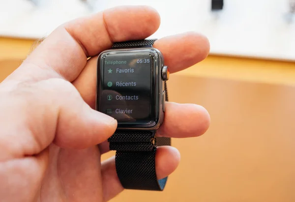 Nya Apple Watch Series 3 ringa antal telefon nummer kontakter app — Stockfoto