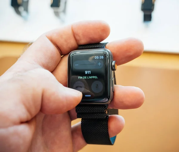 Nowy zegarek Apple Watch Series 3 911 alarmowe wywołanie — Zdjęcie stockowe