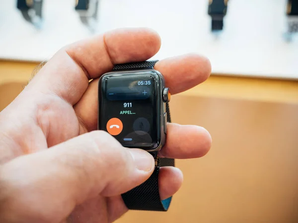 Νέα σειρά Apple Watch 3 911 έκτακτης ανάγκης κατά τη διάρκεια ρολόι καλώντας — Φωτογραφία Αρχείου