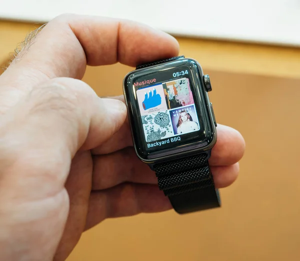 Neue Apple Watch Serie 3 itunes Musik über Cellualr hören — Stockfoto