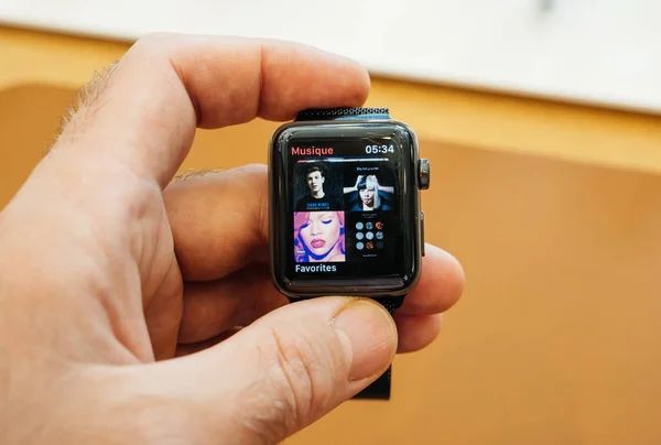 Yeni Apple Watch serisi 3 itunes müzik cellualr dinlemek. — Stok fotoğraf