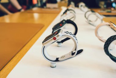 Yeni Apple Watch serisi 3 dijital kırmızı taç 