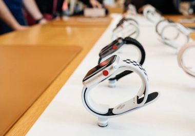 Yeni Apple Watch serisi 3 dijital kırmızı taç 