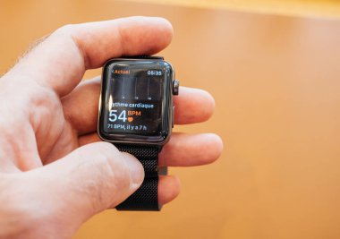 Yeni Apple Watch serisi 3 