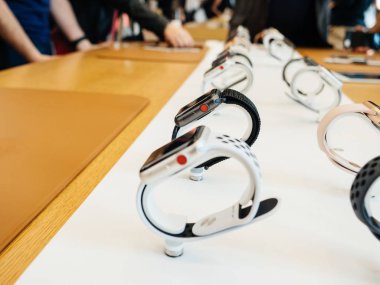 Yeni Apple Watch serisi 3 üst üste Apple Store 