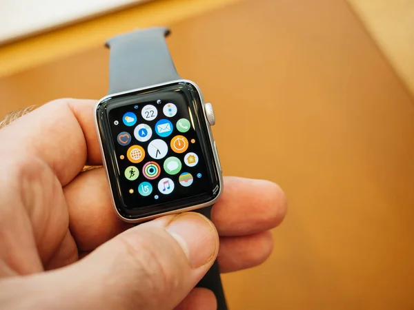 新 Apple Watch 系列 3 主屏幕 Apple Watch — 图库照片