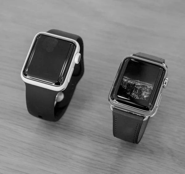 Yeni Apple Watch serisi 3 altın seramik izle — Stok fotoğraf