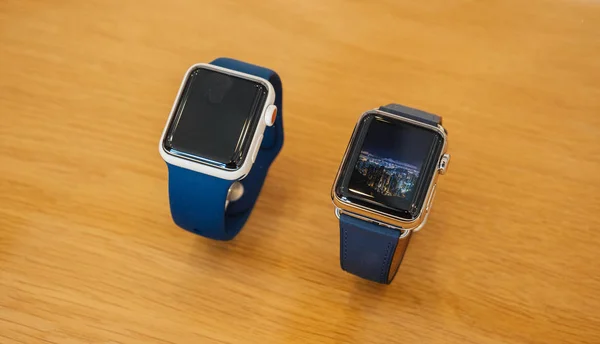 Новий Apple Watch серії 3 золотих керамічні годинники — стокове фото
