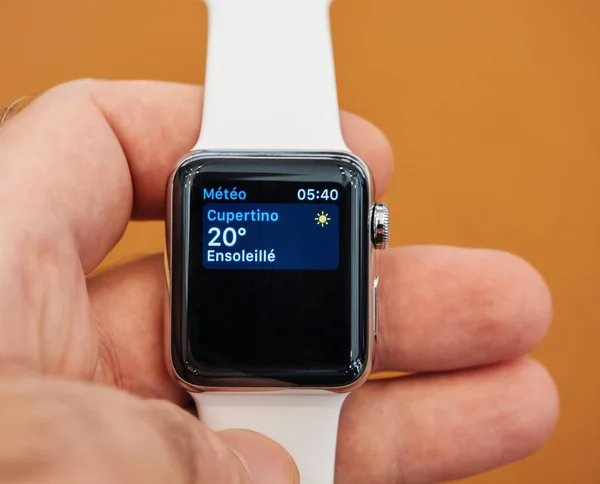 Počasí v nové Apple Watch Series 3 cupertino — Stock fotografie