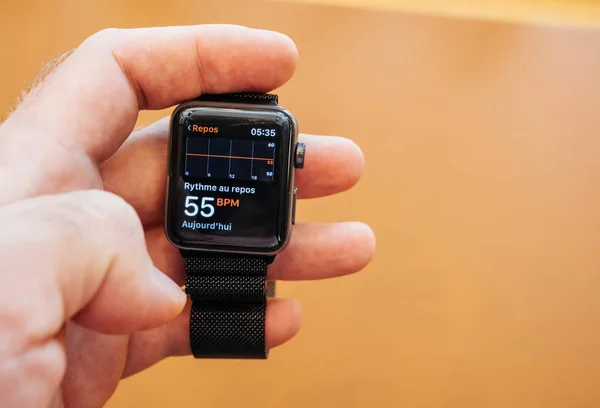 Nya Apple Watch Series 3 bpm puls aktivitet app — Stockfoto