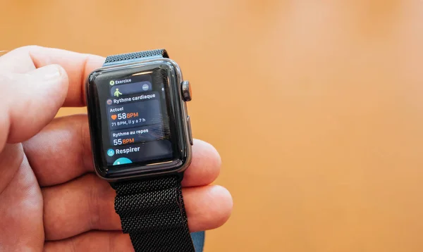 Nueva aplicación de salud del Apple Watch Series 3, aplicación de reloj de frecuencia cardíaca — Foto de Stock